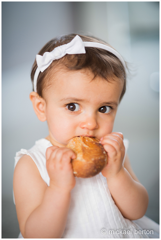 portrait bébé avec pain